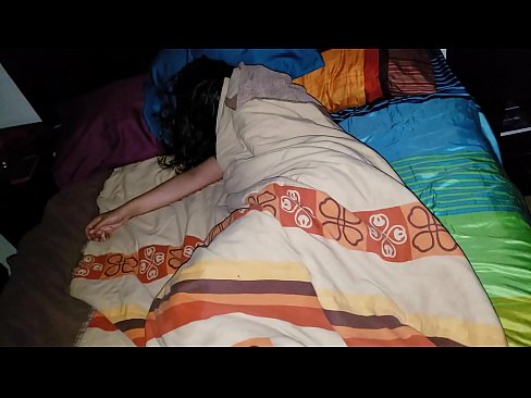 ❤️ Nevlastní syn buzeruje svou mladou nevlastní matku, zatímco ona spí. ❤️❌ Porno video u nás