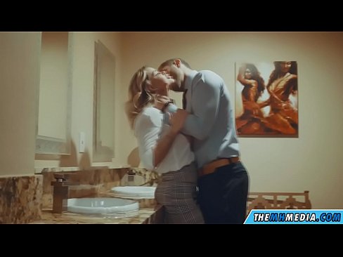 ❤️ Když vás na veřejných záchodcích svádí prsatá blondýna. ❤️❌ Porno video u nás